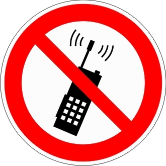 Знак «Запрещается пользоваться мобильным (сотовым) телефоном или переносной рацией»
