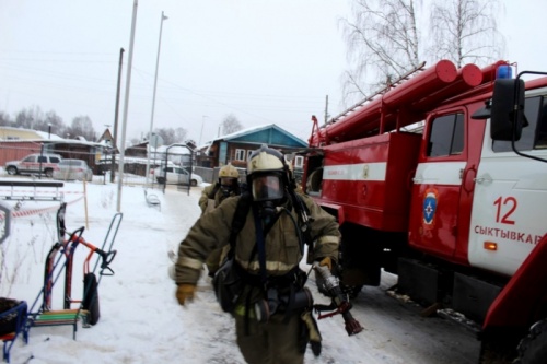 В Сыктывкаре дошколята учились быстрой и безопасной эвакуации