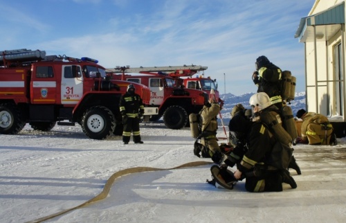 Воркутинские огнеборцы спасли троих военнослужащих на пожаре